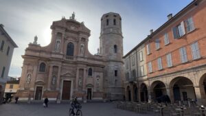 Piasa céca, con la basilica del santo patrono, cuore pulsante di Reggio