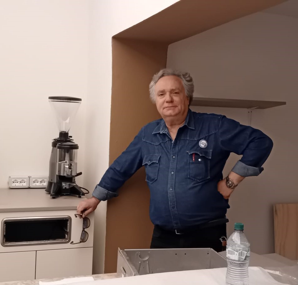 Segnali di vita dalla via Emilia, ha aperto il bar San Pietro