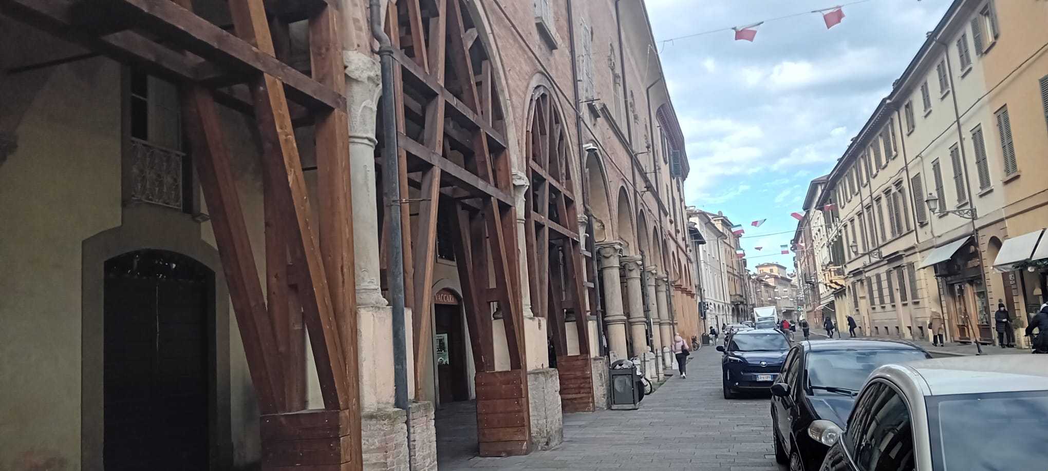 Sicurezza e degrado, raccolte quasi mille firme per i portici di San Pietro