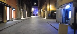 Tentano di strapparle la borsa, 28enne aggredita con il coltello in centro di notte
