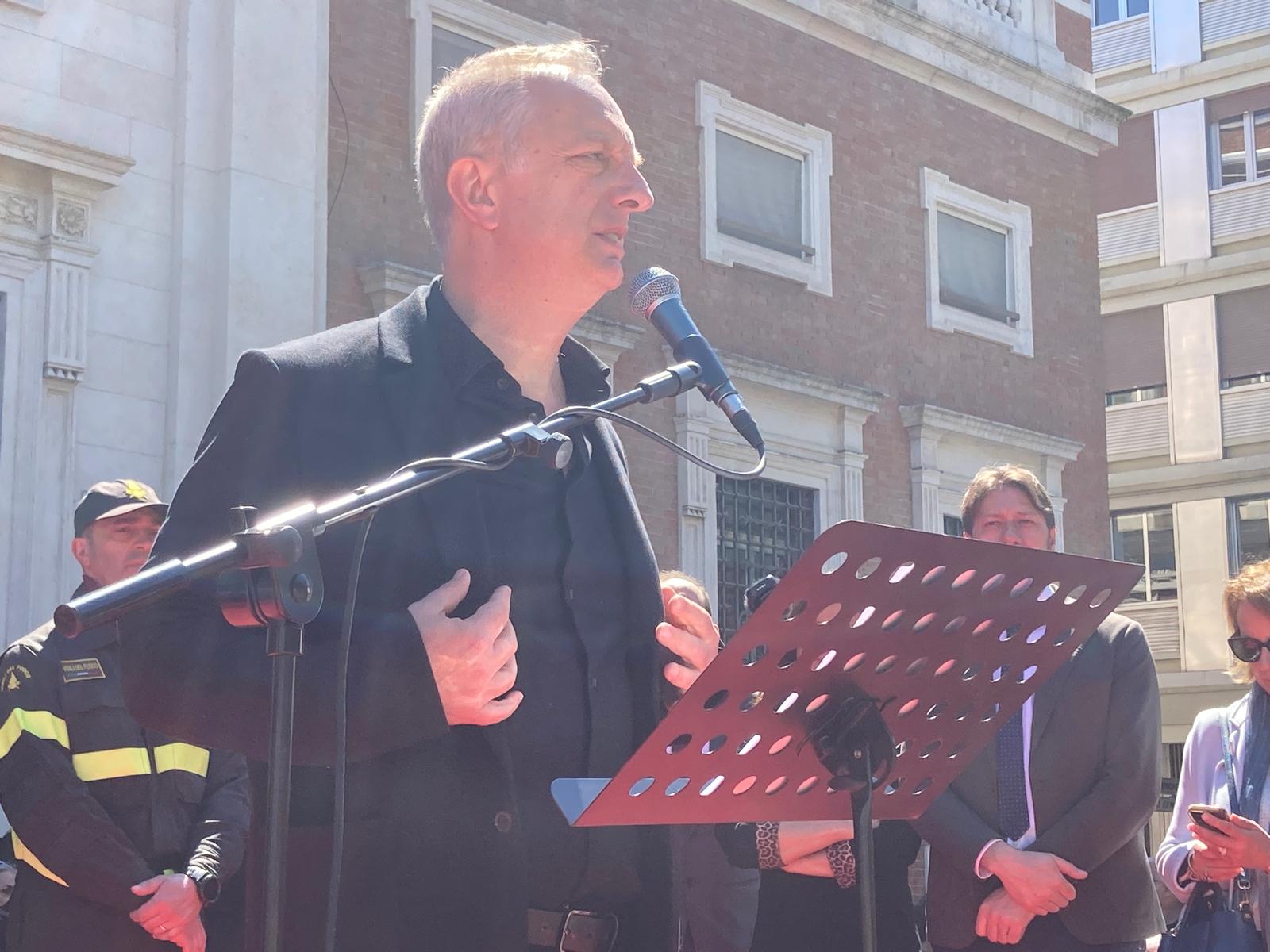 25 aprile. Scurati sul palco in camicia nera: “Scusate, pensavo fosse blu”