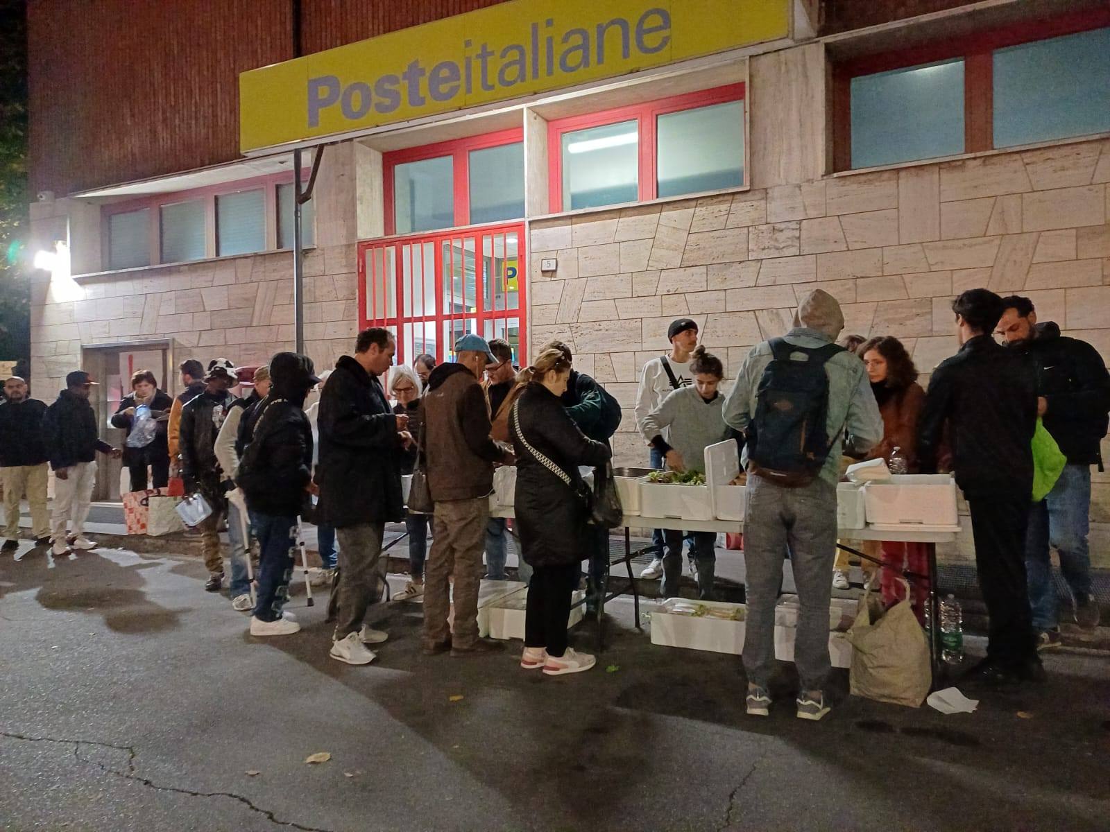 Gli ‘angeli’ della stazione: “Anche tanti italiani ci chiedono aiuto”