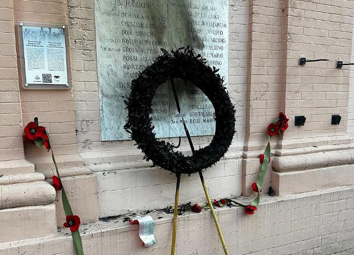 Il graffio. Se questo è un uomo: il giovane nudo e la corona di fiori bruciata