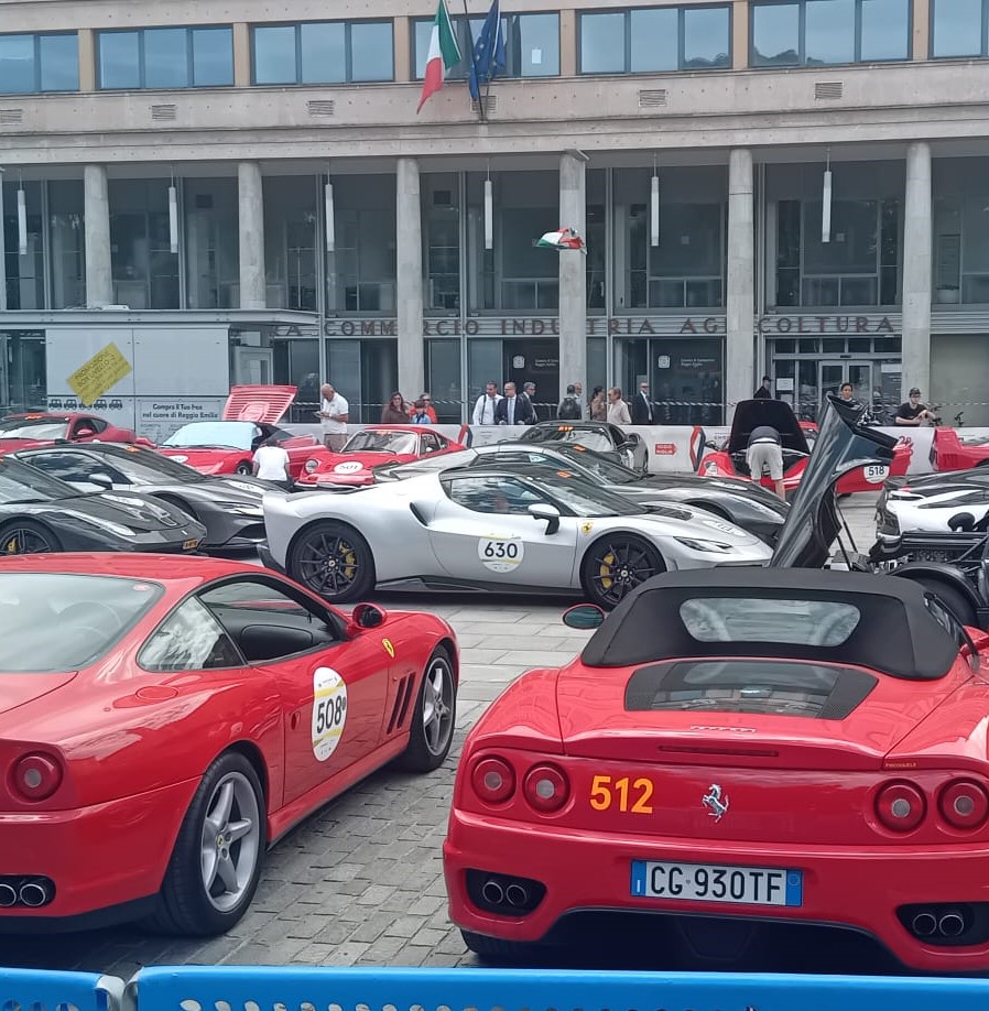 Passa la Mille Miglia, prima riunione di bolidi moderni in piazza della Vittoria