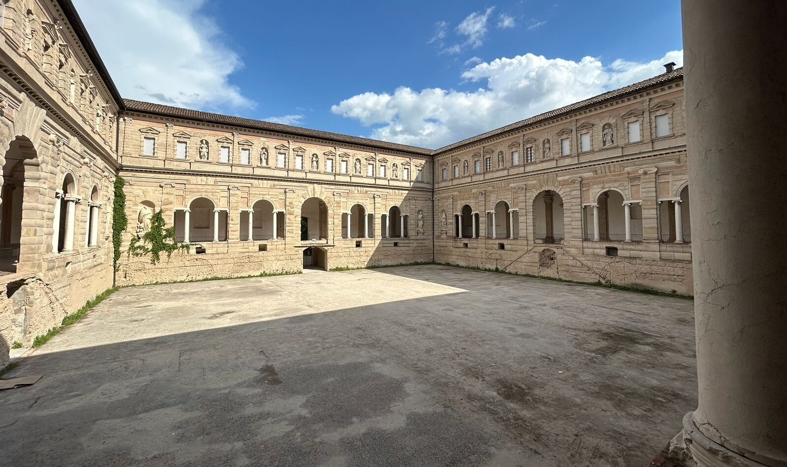 Ai Chiostri di San Pietro a caccia dei Fantasmi di Fotografia Europea