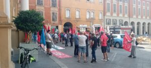 In piazza Prampolini la manifestazione dei lavoratori del gruppo Realco