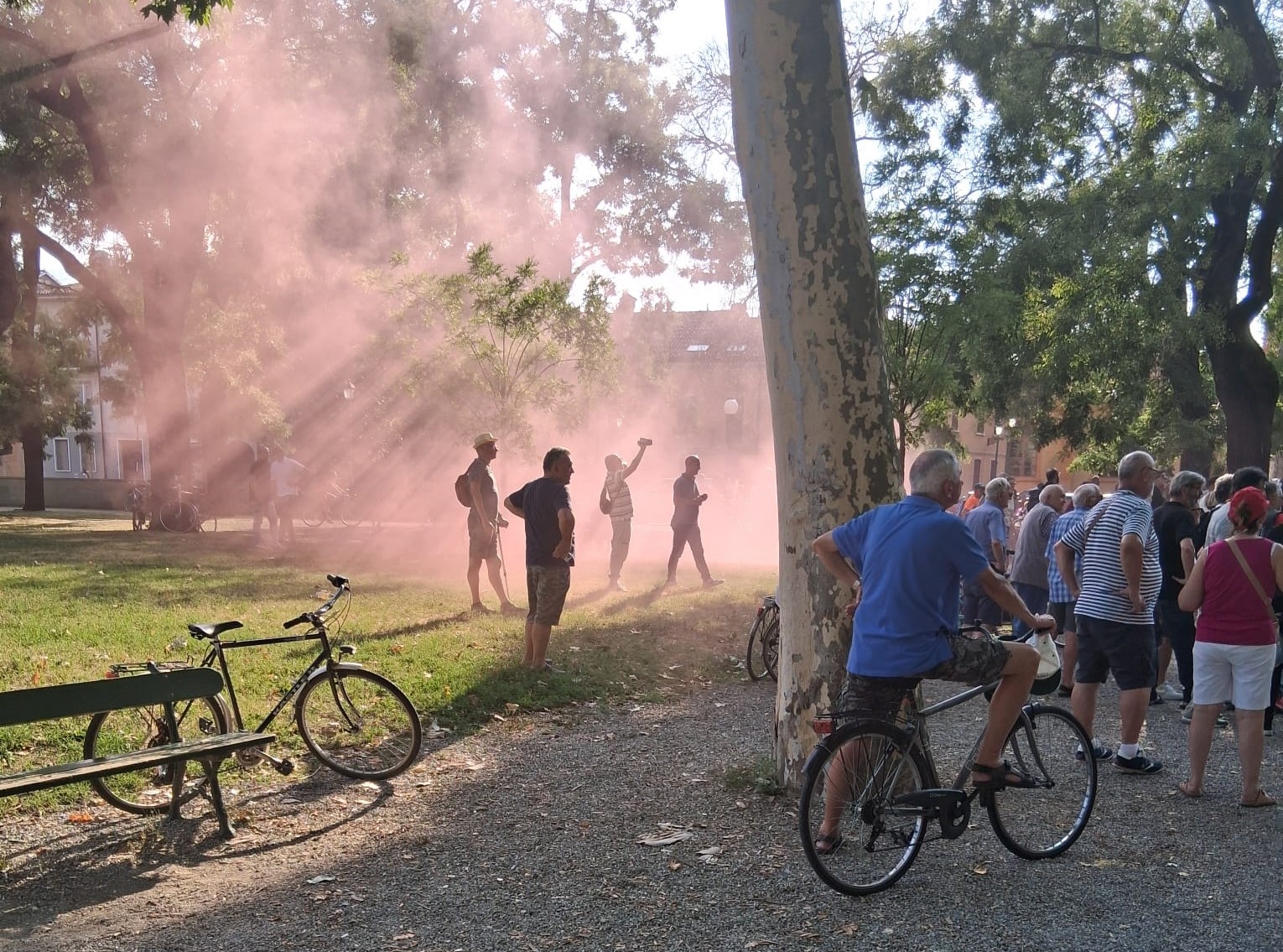 Martiri del 7 luglio: alcune bandiere con falce e martello, slogan e fumo rosso