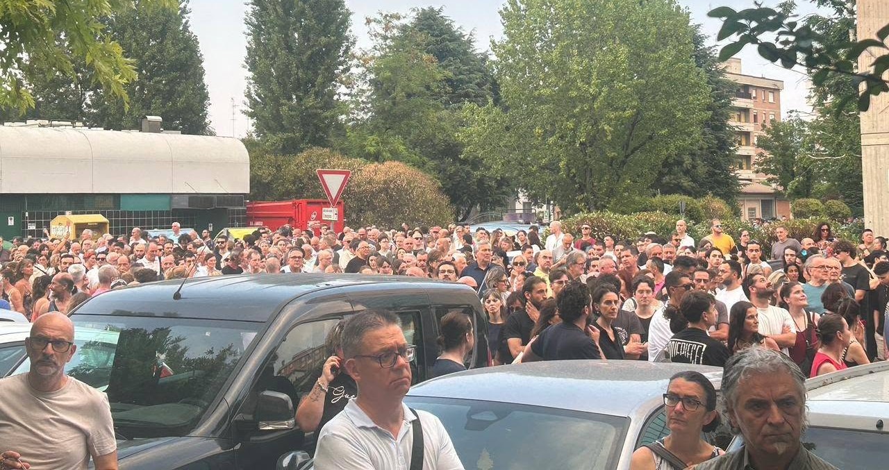 In migliaia sfilano in un corteo silenzioso per il pizzaiolo ucciso