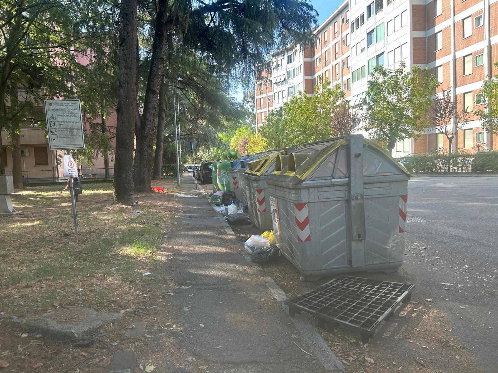 Rosta Nuova, chiuso il parco da luglio: attorno crescono i rifiuti