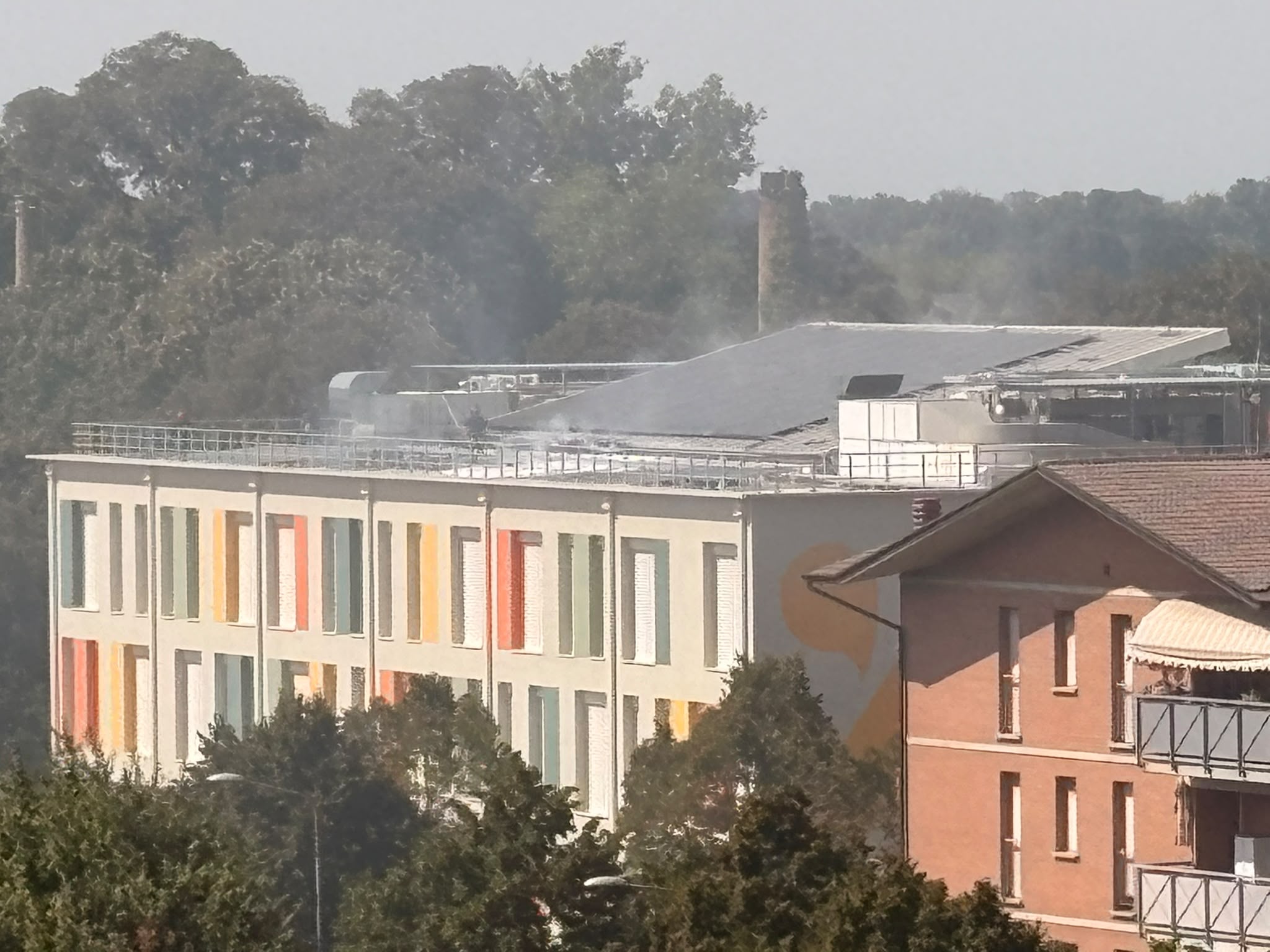 Incendio sul tetto dell’istituto D’Arzo di Sant’Ilario, fiamme domate