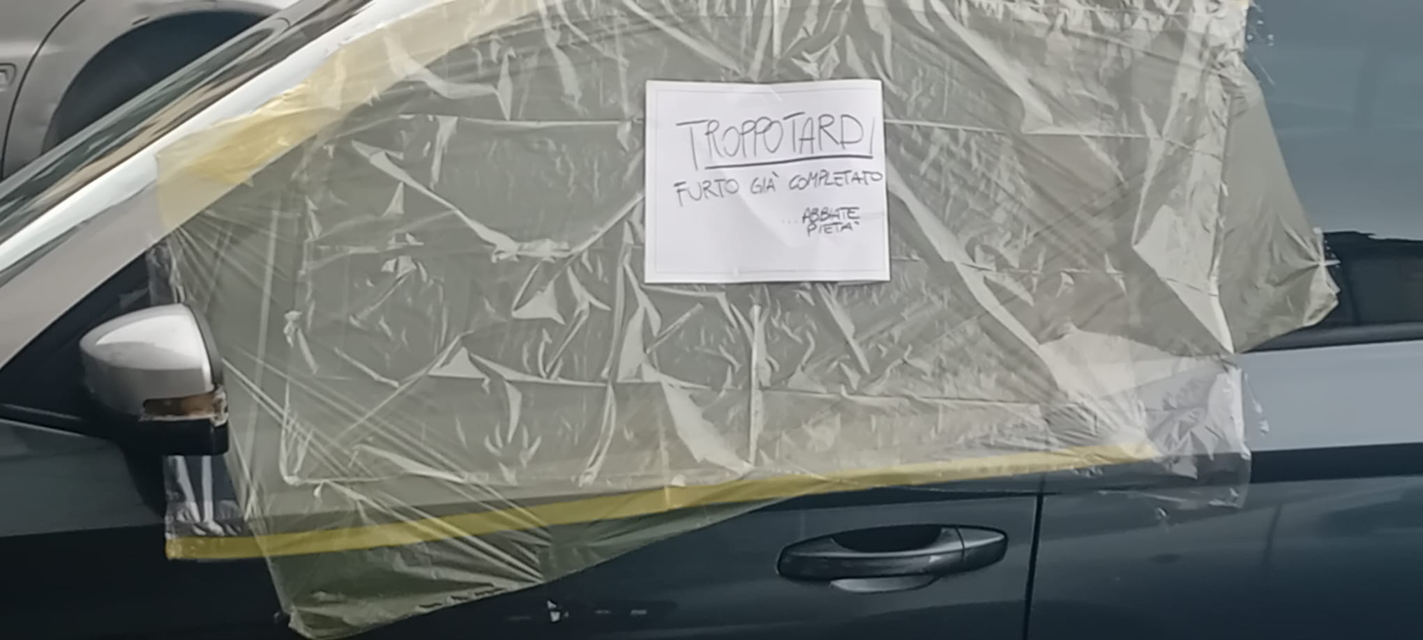 La spaccata dei finestrini di auto continua, spunta un cartello: “Abbiate pietà”