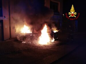 Quartiere Canalina. Via Compagnoni: nella notte danno fuoco a un’auto, ne bruciano due