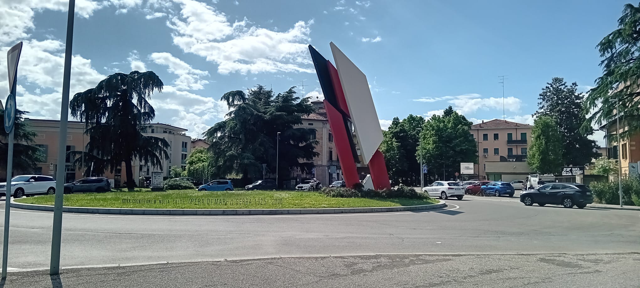 Il Graffio. Porta Santo Stefano: “Mazinga, monumento dell’orrore” (che ha figliato)