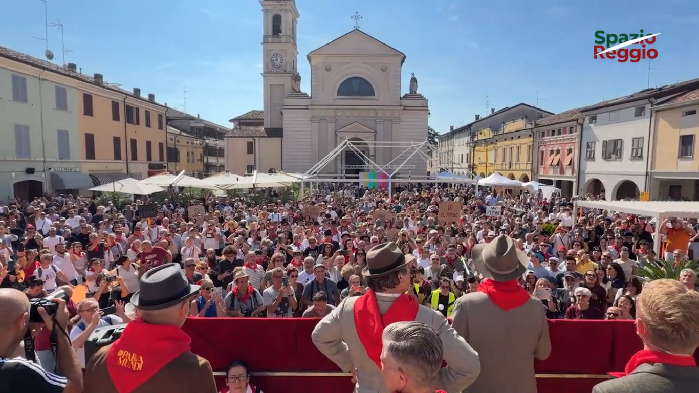 Processione e comizio in piazza, la Brescello di Peppone e don Camillo (1)