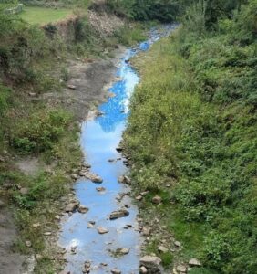 L’acqua del Crostolo è blu, il Comune di Vezzano ha richiesto accertamenti
