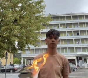 L’influencer brucia il Corano, Massari condanna. Eboli: “Due pesi e due misure”