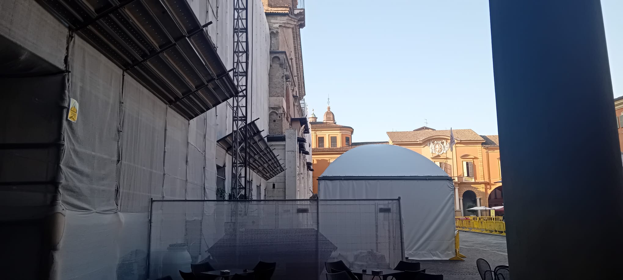 Vetrine dei negozi oscurate in piazza Prampolini. Commercianti arrabbiati col Comune