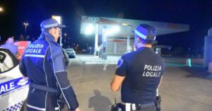 Al distributore colpisce una donna con un cacciavite e investe 2 persone: arrestato 26enne
