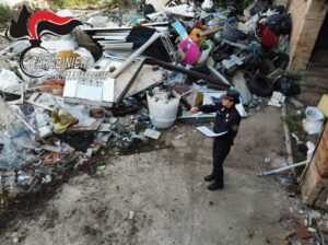 Scoperta una discarica abusiva nella prima periferia di Reggio: 10 indagati