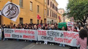 Gli studenti: “Tetti nuovi sulle scuole, e non agli stranieri in classe”