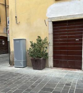 La cura per gli arredi urbani in centro storico