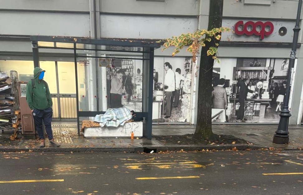 La fermata del tram è un letto: la cura delle persone e della città