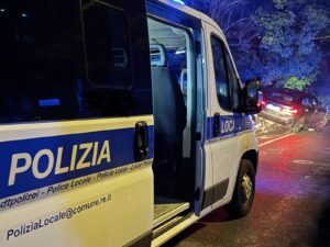 Contromano, ubriaco, senza assicurazione e revisione, 24enne si schianta con la Bmw alla Canalina
